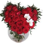 Bouquet original de roses rouges avec une paire de fleurs blanches