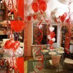 Chambre pleine de ballons en forme de coeur