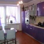 Interiorul bucătăriei violet