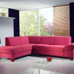 Interior alb-negru cu design roz