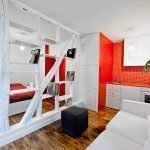 Interiorul apartamentului roșu și alb