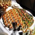 canapes على الطاولة