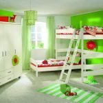 Interior verde deschis cu mobilier alb