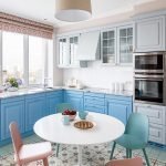 Mobili da cucina bianchi e blu all'interno