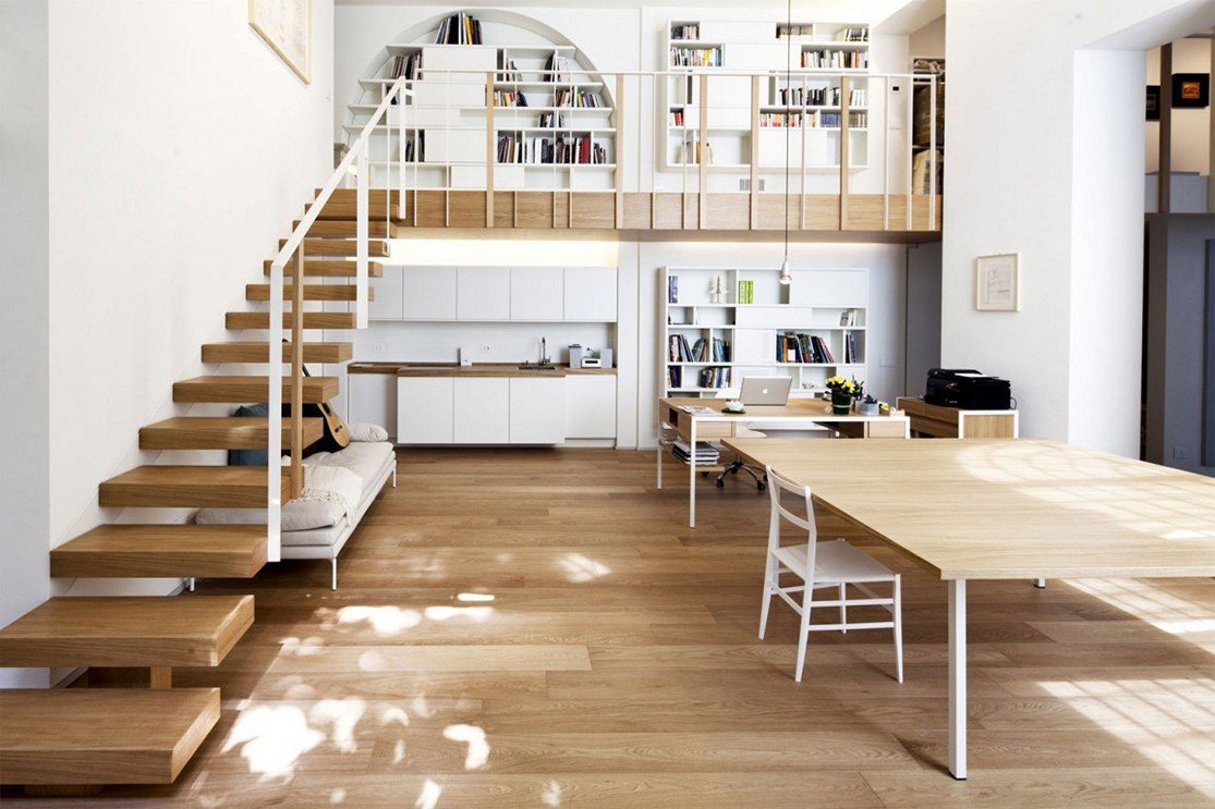 Escalier avec garde-corps blanc