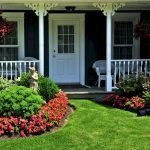 Flowerbeds أمام المنزل