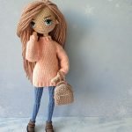 Amigurumi في شكل فتاة مع حقيبة