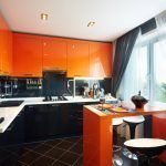 Interiorul elegant al bucătăriei în apartament