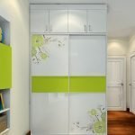 Dulap alb glisant cu decor verde