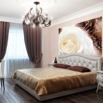 Decor clasic dormitor cu tapet foto