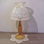 Lampa s drevenou nohou