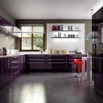 Designul unei bucătării mari gri-violet