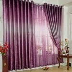 Decorarea ferestrei cu perdele și perdele violet