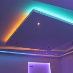 LED pásek v designu osvětlení dvouúrovňového stropu