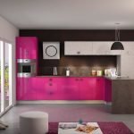 Combinația de fuchsia cu negru în interiorul bucătăriei