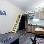 Zona de lucru și de dormit într-un apartament studio