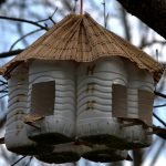 Birdhouse vyrobený z plastových lahví