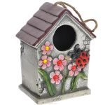 Birdhouse مع الخنفساء والزهور