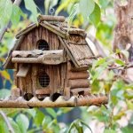 Birdhouse vyrobený z větviček na stromě