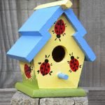 birdhouse الأصفر مع سقف أزرق