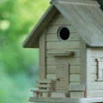 birdhouse محلية الصنع مصنوعة من لوحات مع باب ديكور