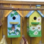 اثنين من birdhouses مشرق