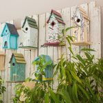 Birdhouses على السياج