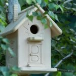 Birdhouse مع الأنابيب الزخرفية