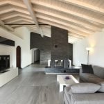 Soffitto in legno nel soggiorno