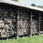 Woodpiles în tăietorul de lemne