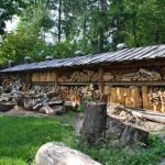 Woodpile pozdĺž plotu