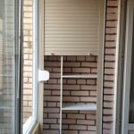 Dulap cu obloane cu rulouri pe loggia din cărămidă