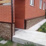 Pasarelă din beton către pridvor