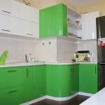 Bucătărie alb-verde cu electrocasnice integrate