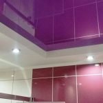 Tavan extensibil violet în baie